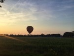 Schitterende luchtballon vaart opgestegen op startveld Beugen op donderdag 18 juli 2024