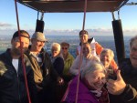 Adembenemende ballon vaart opgestegen op opstijglocatie Alphen aan den rijn op woensdag  1 juni 2022