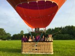 Prettige luchtballon vaart boven de regio Beesd op zaterdag 30 mei 2026